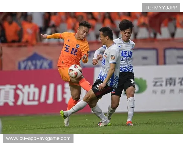 云南玉昆一次高质量传中造成禁区混战